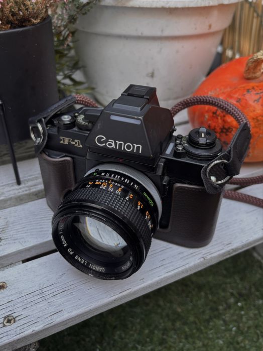 Canon F1 NEW+ obiektyw i skórzany pokrowiec