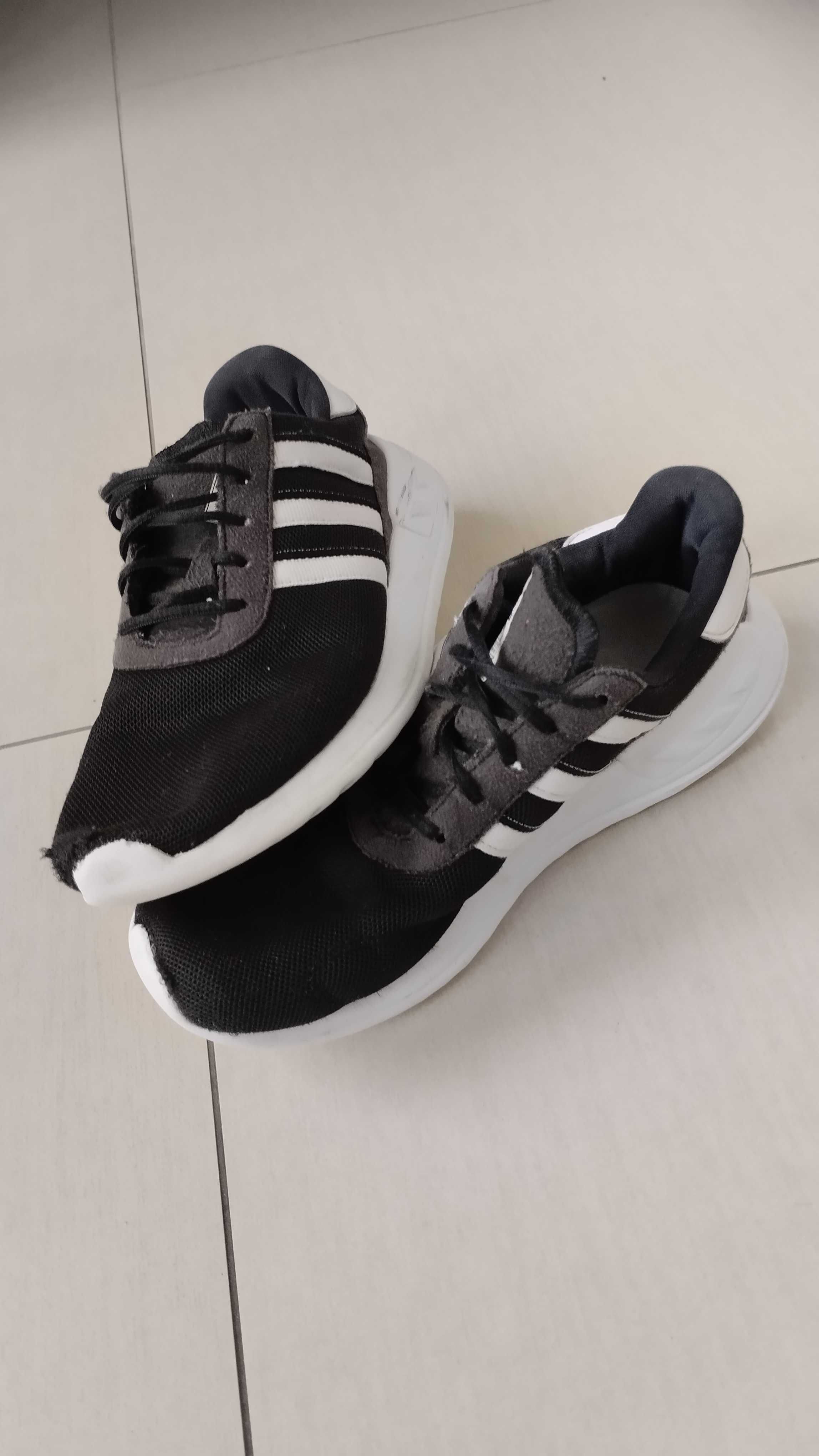 Buty Adidas czarne Rozmiar 35 Długość wkładki 22 cm Wiek 12 lat