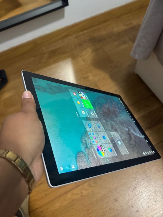 Microsoft Surface Pro with box64586334270723120