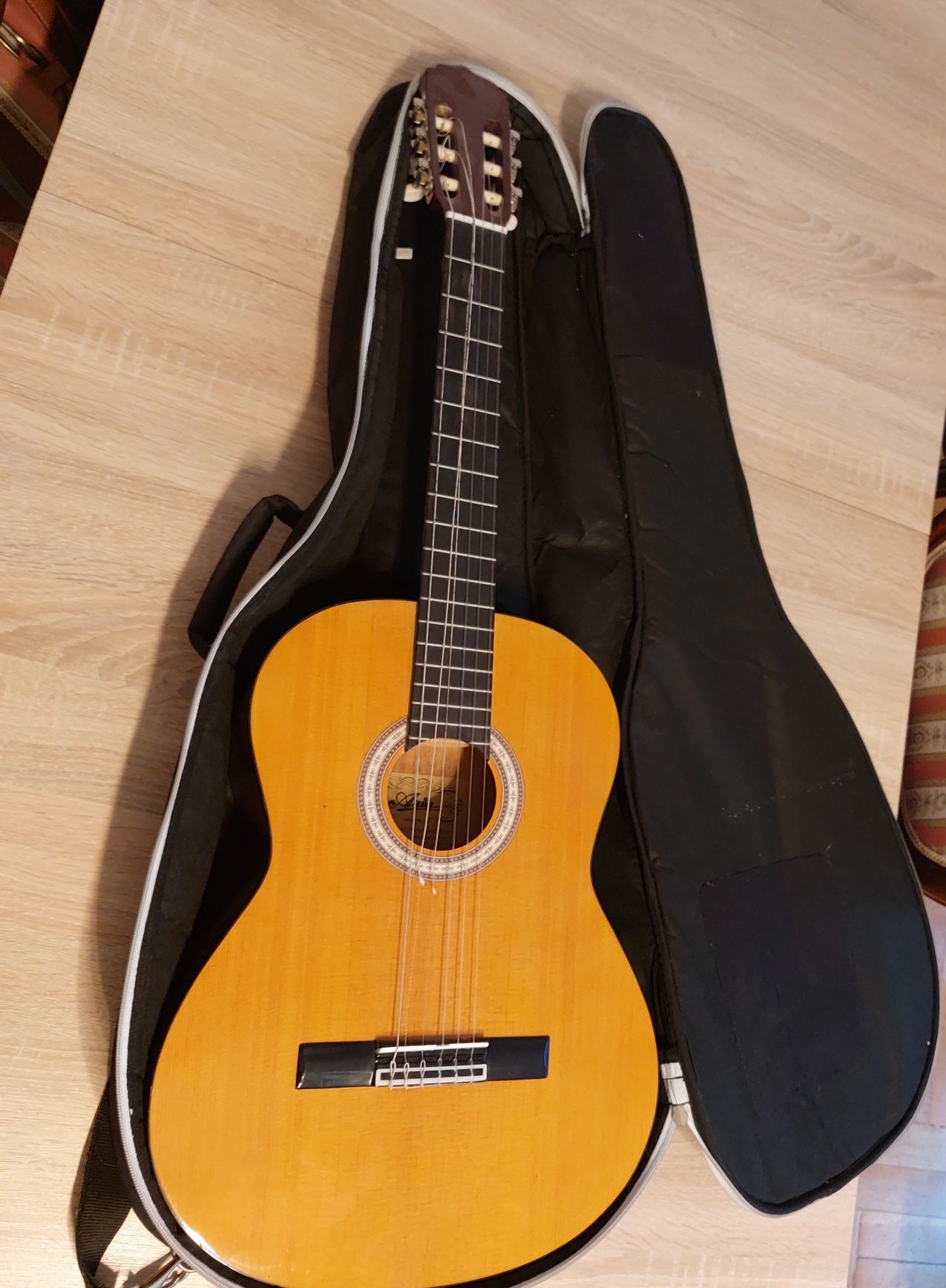 Gitara używana Aria