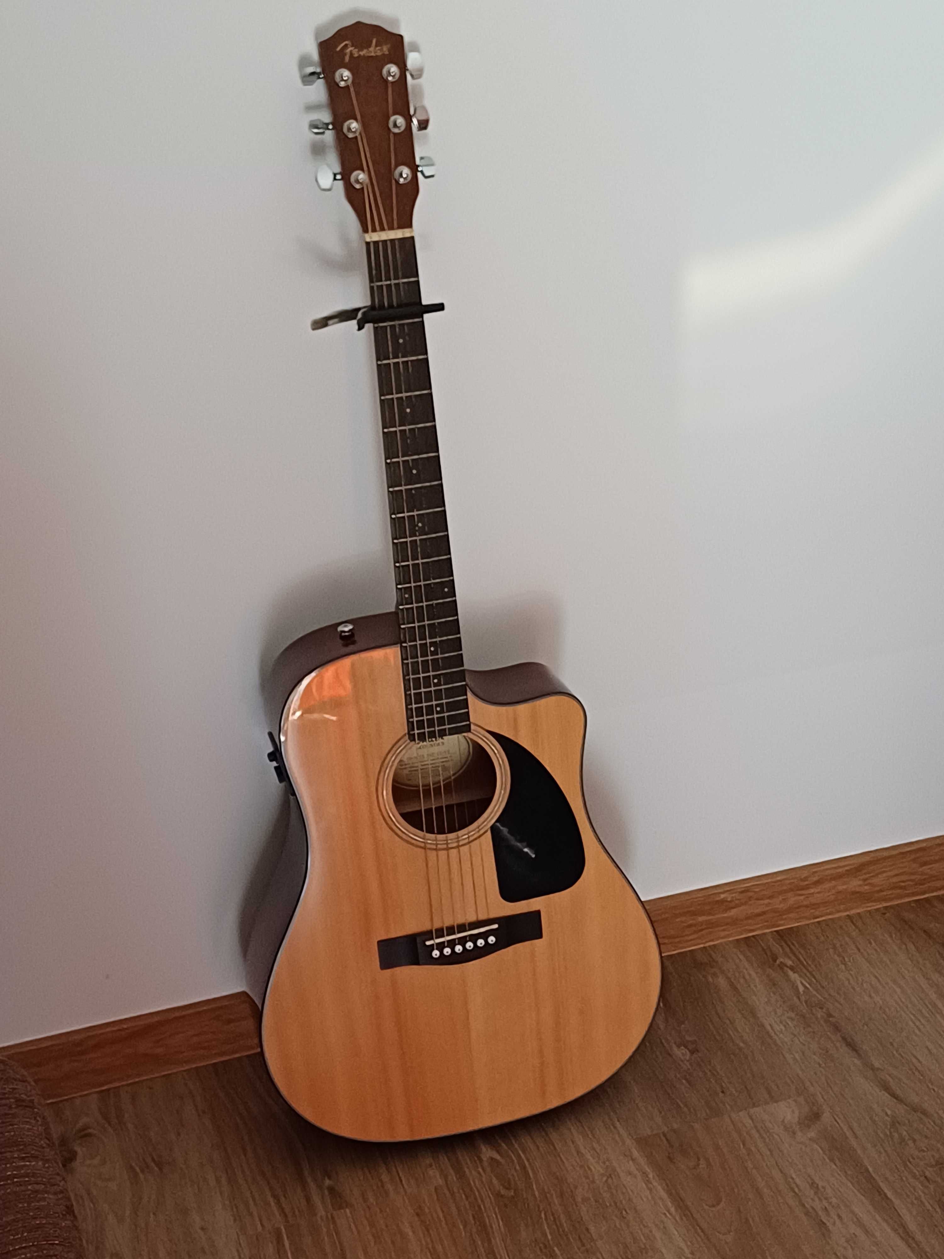 Guitarra Fender Electroacústica CD-60CE-NAT-DSV2 + Capo, Saco (Oferta)