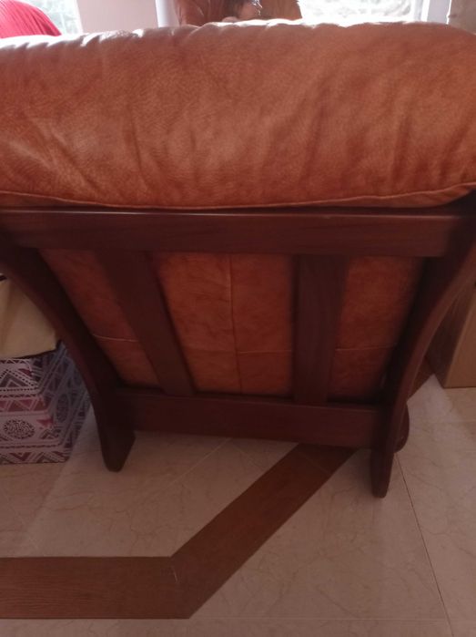 Vendo sofás em Pele.