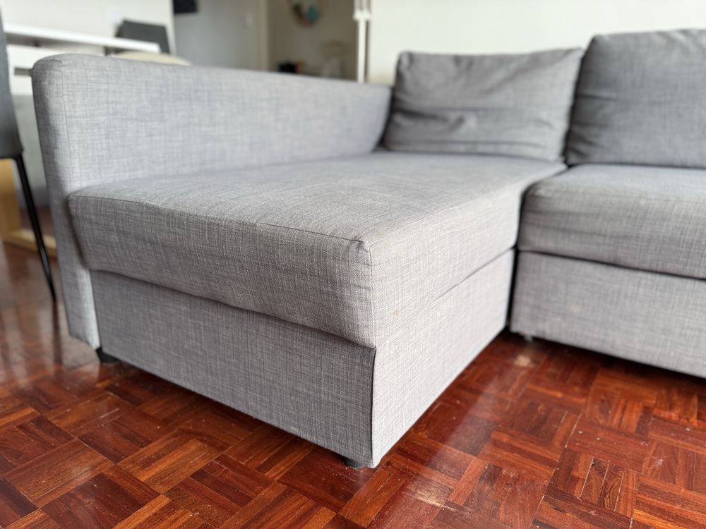 Sofá-cama IKEA Friheten com interior para arrumação