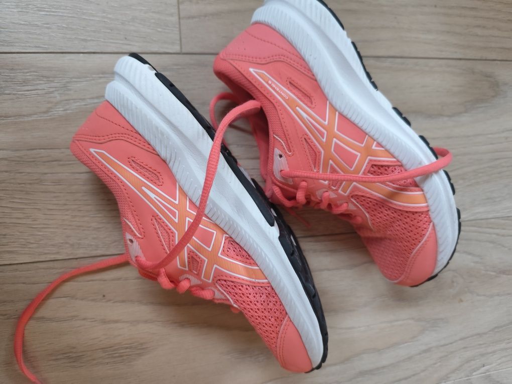 Wygodne buty Asics do biegania, wf