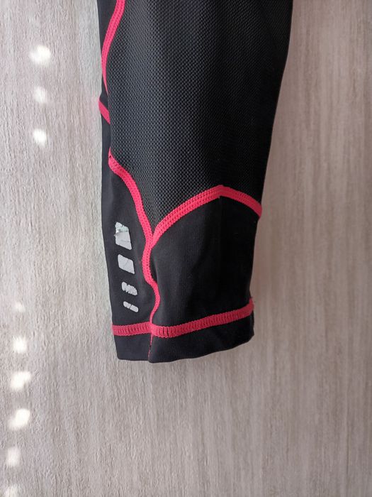 Czarne spodnie spodenki legginsy sportowe z czerwonymi elementami M