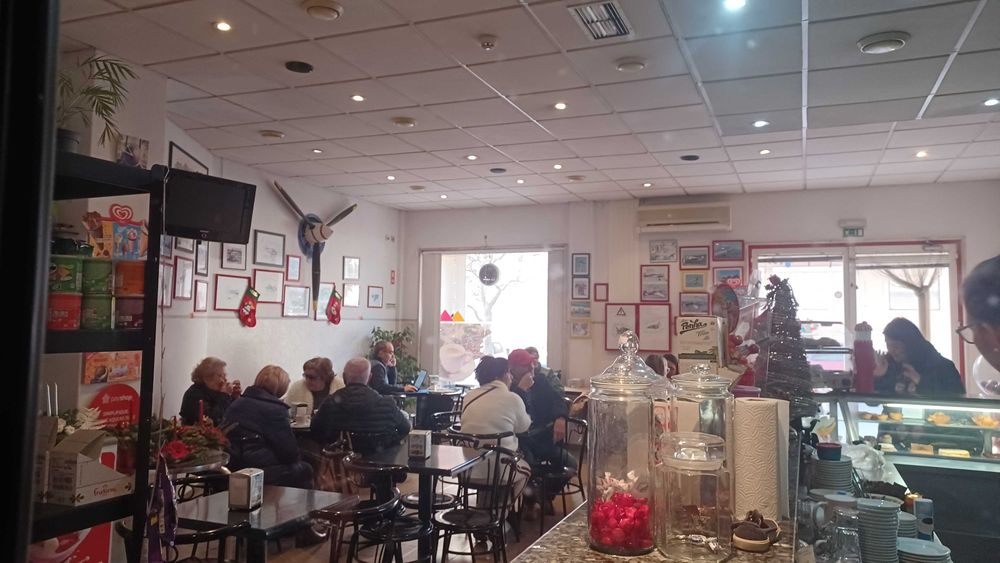 Pastelaria café a funcionar, chave na mão