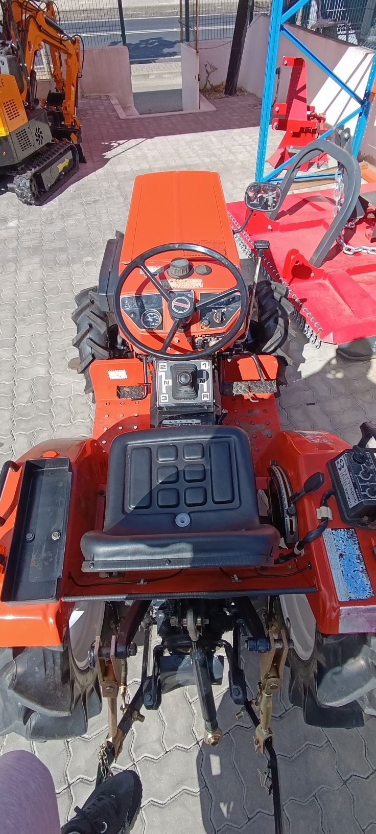 Trator HINOMOTO C174 4x4