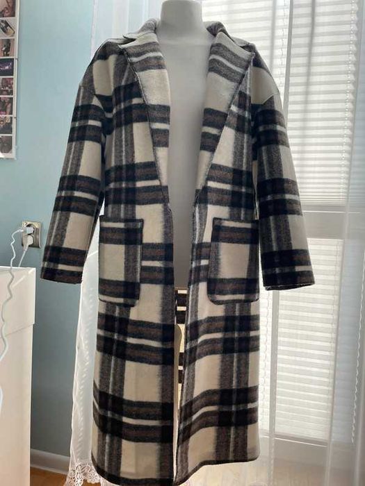 Biały płaszcz w kratę oversize - Stradivarius L