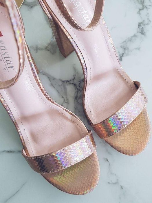 Sale %%Sandałki holograficzne jasne 40