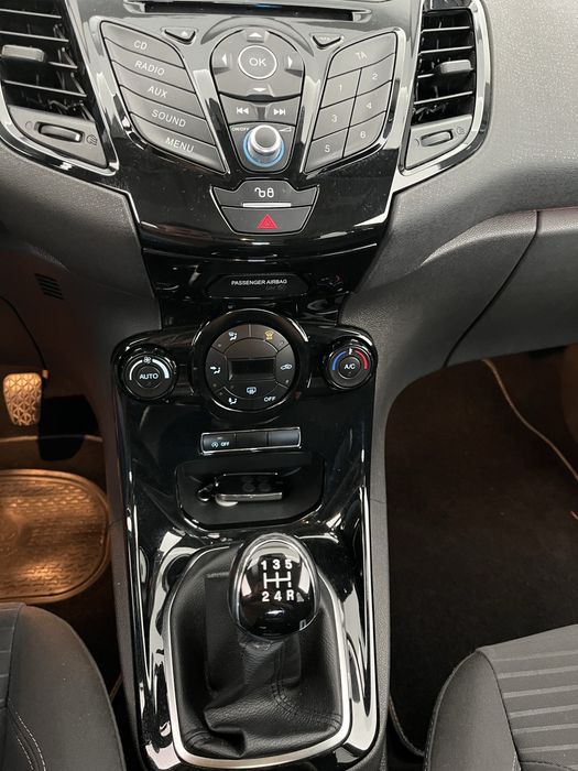 Ford Fiesta Titanium 2015 – Excelente Estado e Baixo Consumo