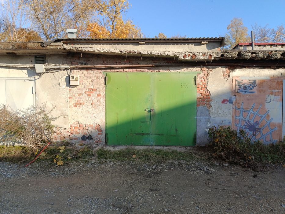 Продам гараж за білим замком