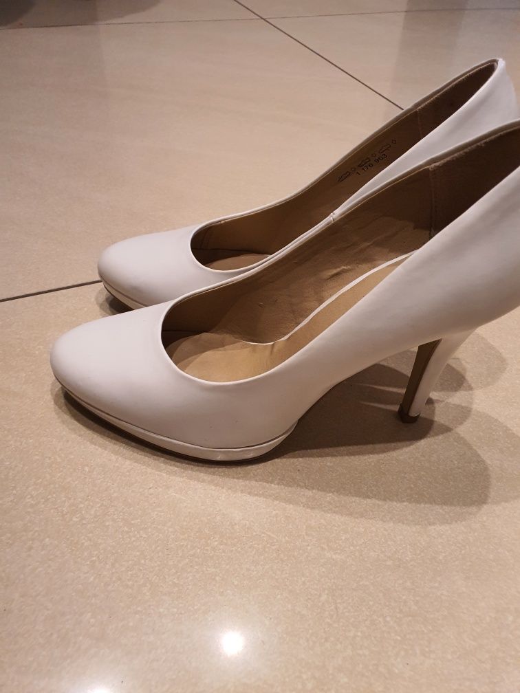 Buty na obcasie, raz założone