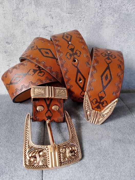 Brązowy skórzany pasek z złota dużą klamrą