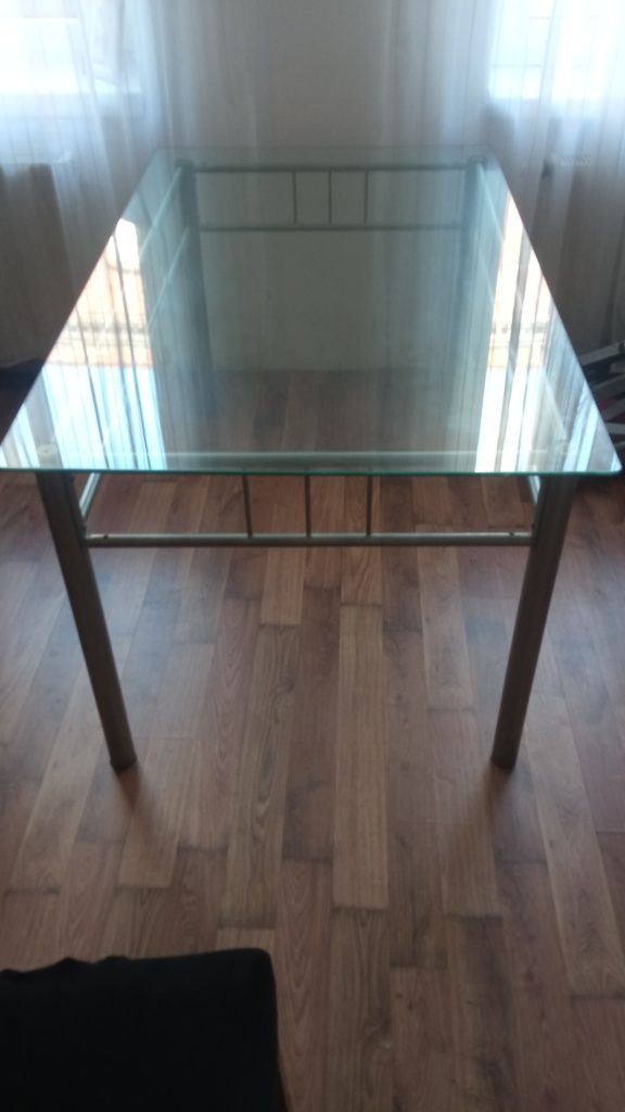 Stół ze szklanym blatem