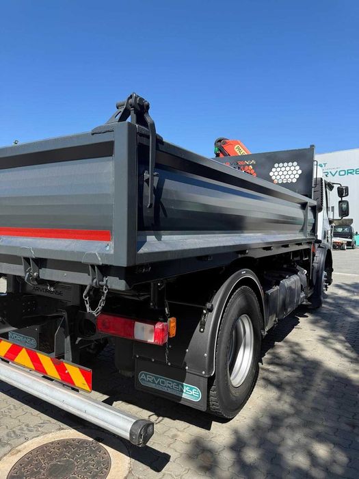 Camiao Renault com Grua