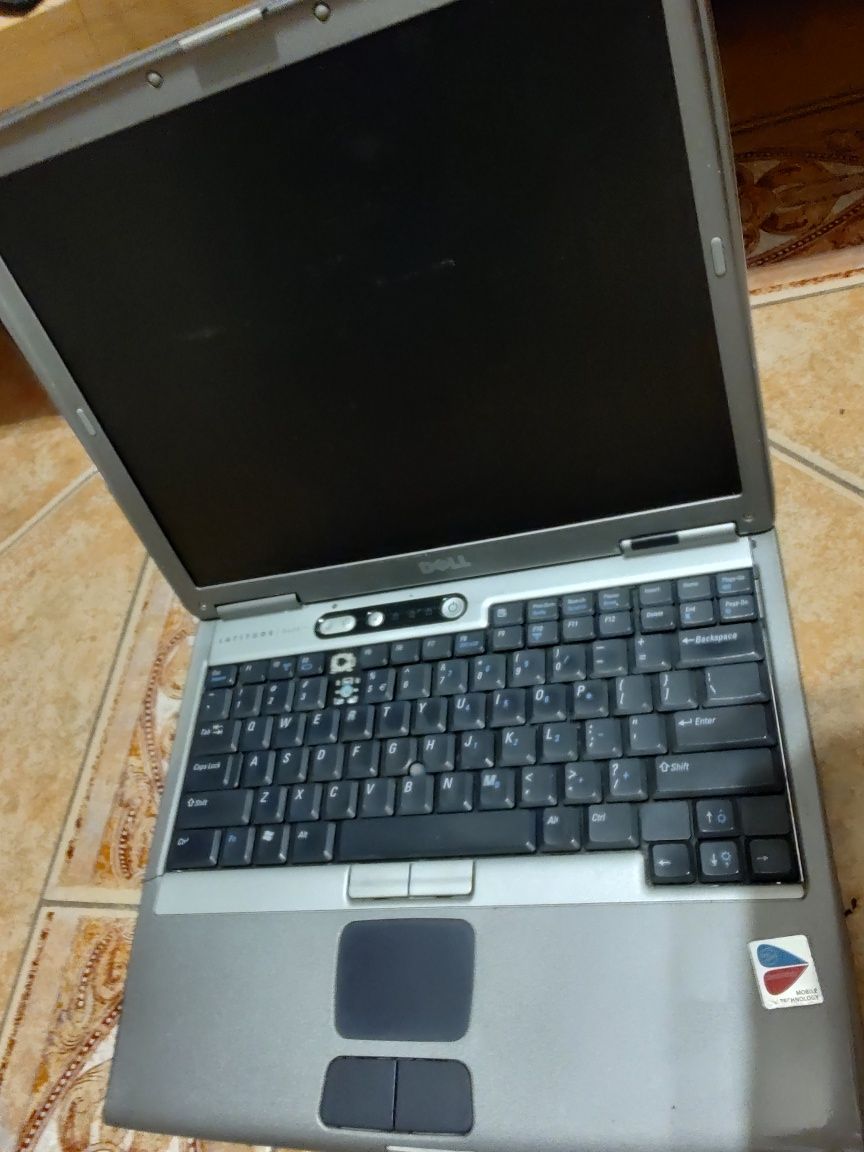 Dell Latitude D600 laptop notebook MacBook uszkodzony kompletny