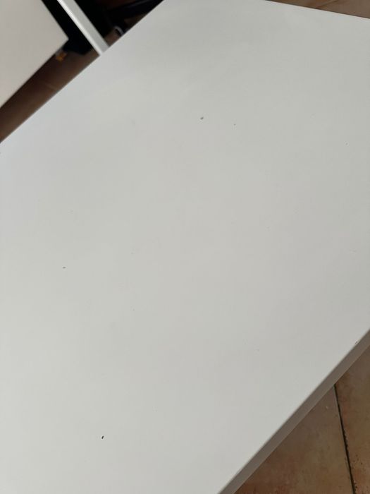 Mesa de centro branca, com uma prateleira inferior.