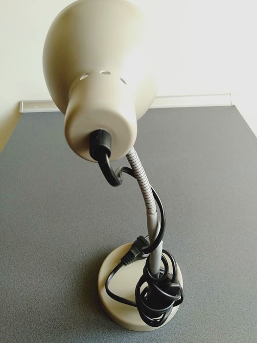 Lampka na biurko w kolorze oliwki.