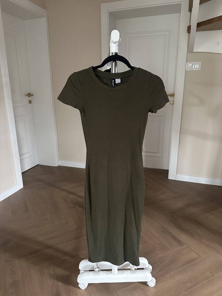 Sukienka midi prazkowana prazki olowkowa krotki rekaw khaki
