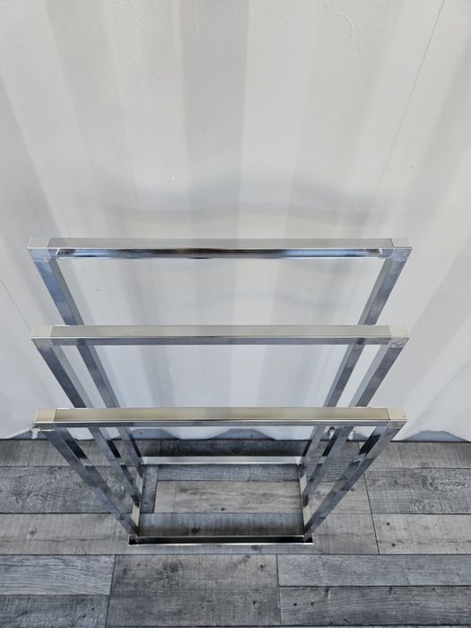 Chromowany stojak na ręczniki