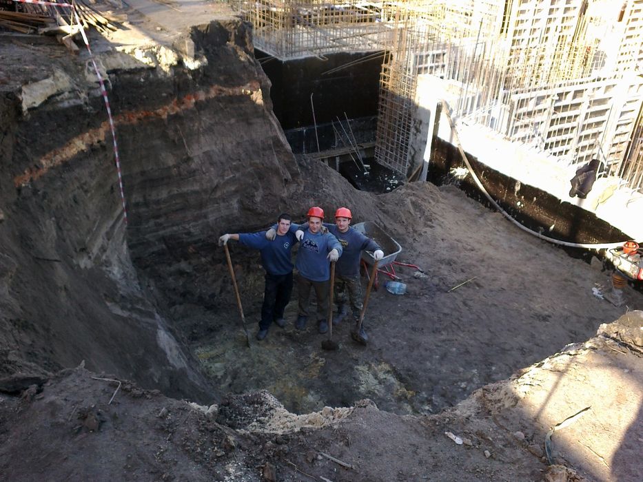 Копка ям под канализацию, траншей