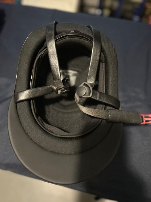 Frak jeździecki z kaskiem