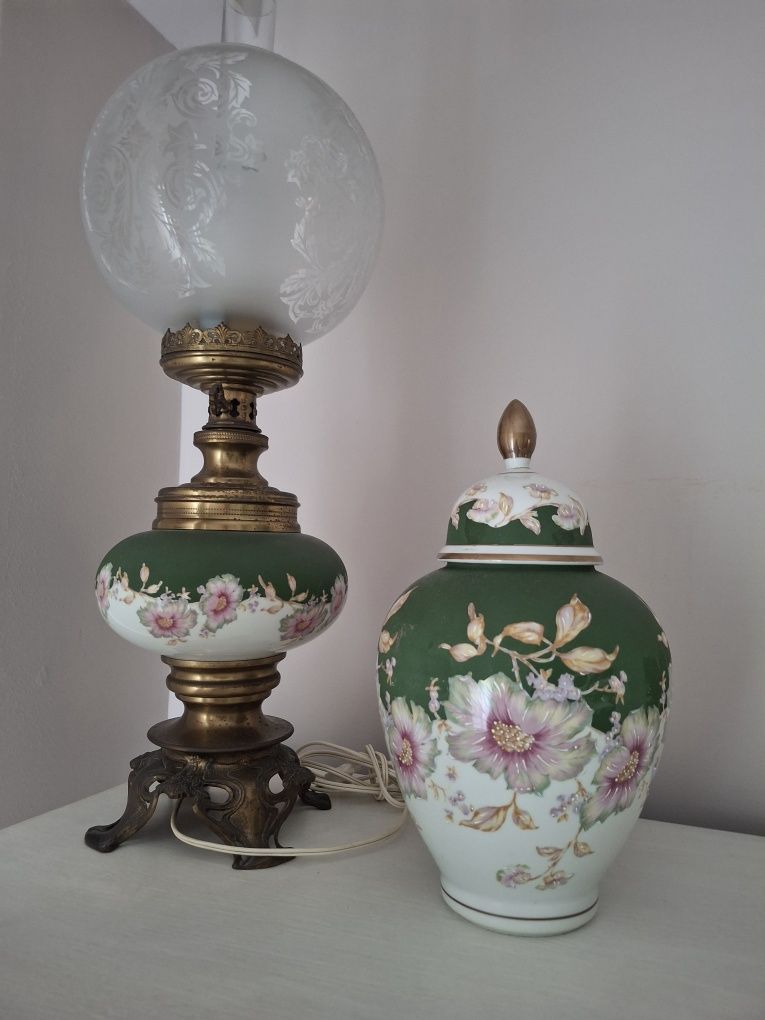 Pote vintage em loiça e pintado à mão dando um toque romântico
