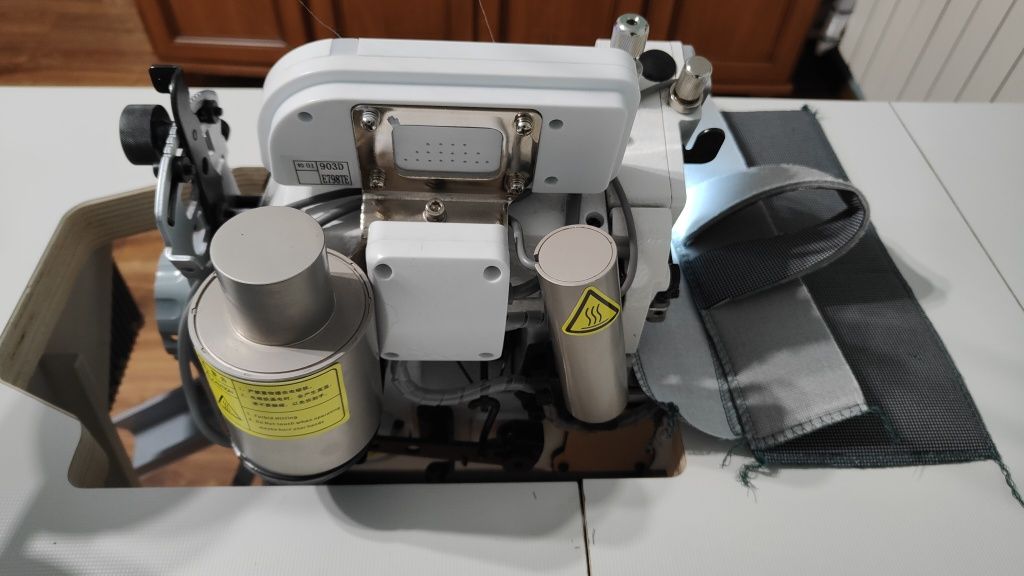 Owerlok Jack automat do średnich i ciężkich materiałów