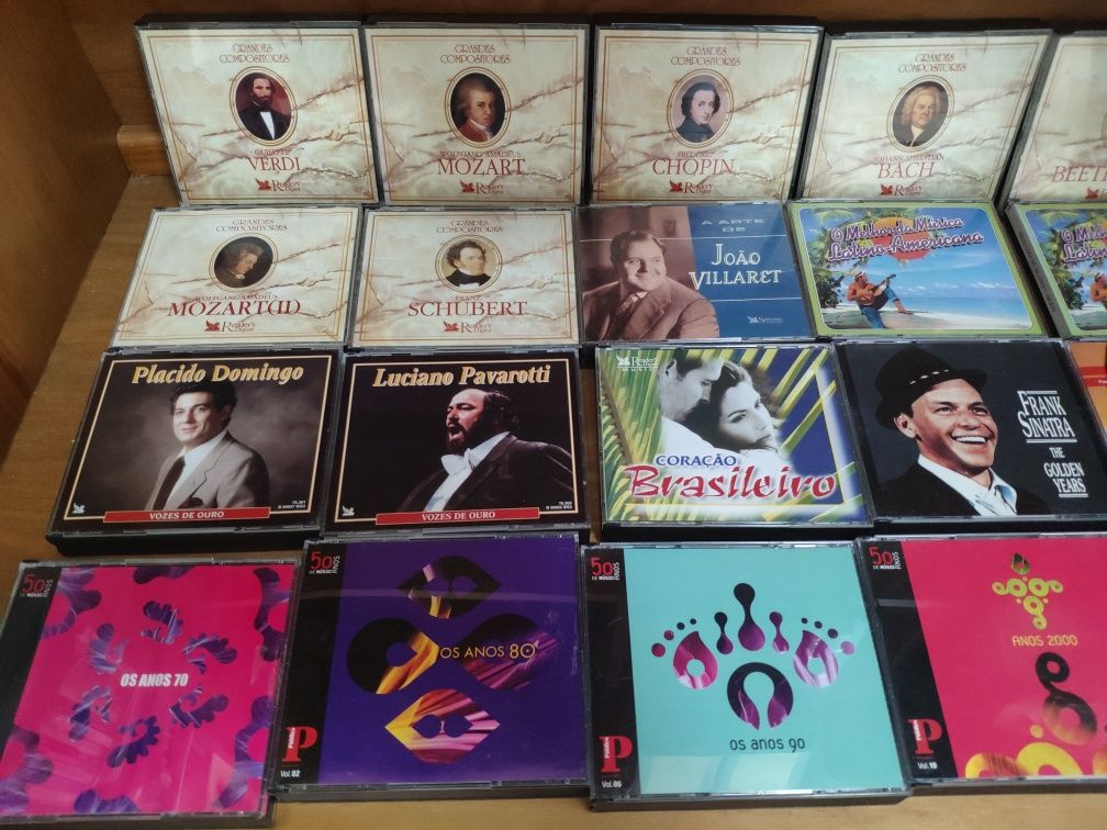 Coleção de CDs triplos com suporte