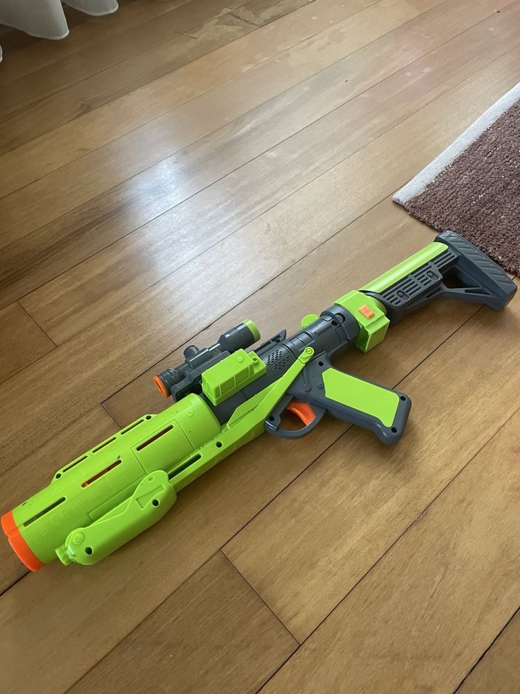 Várias pistolas nerf