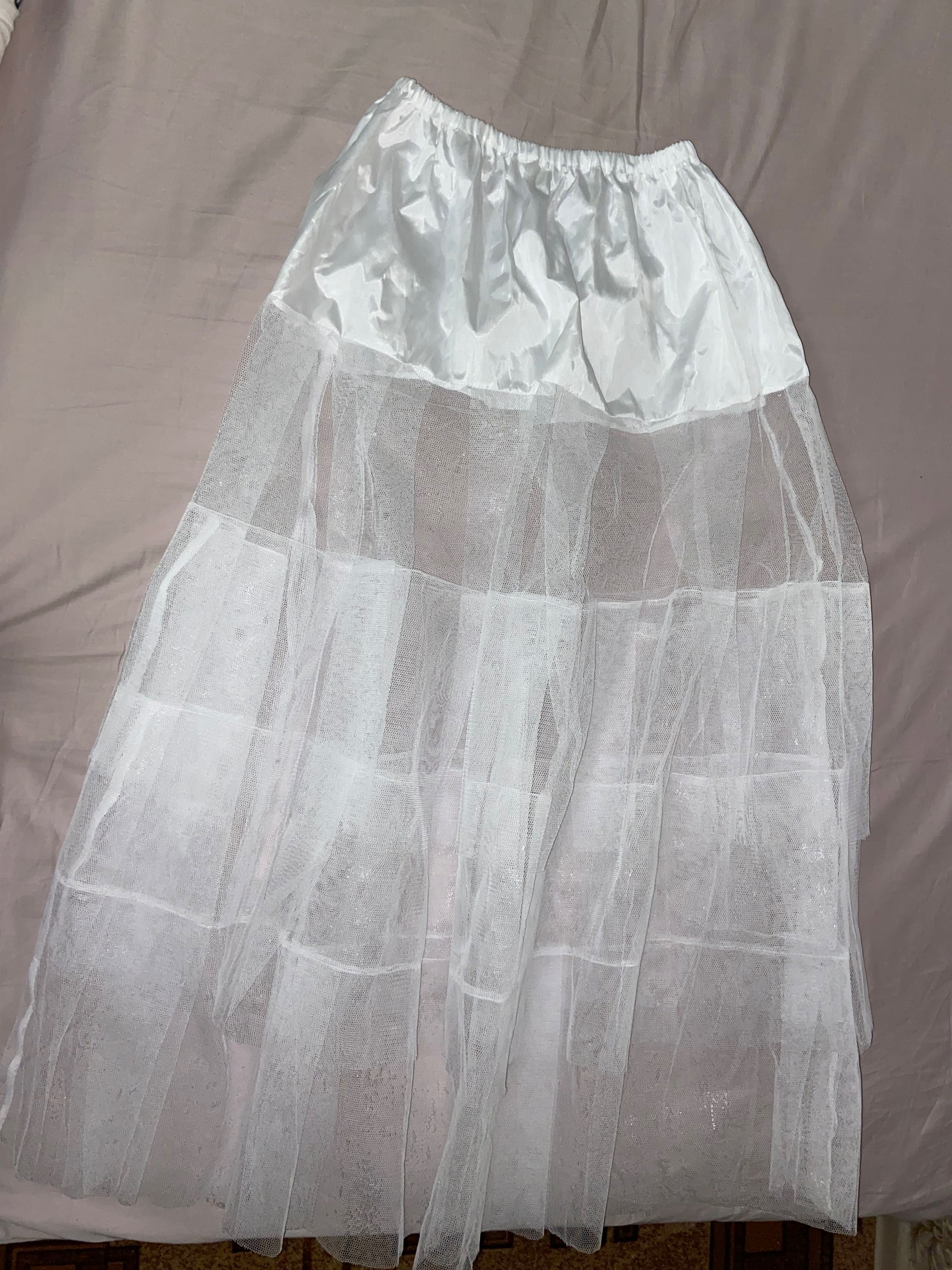 Свадебное платье (в подарок 2 подъюбника с кольцами и без)
