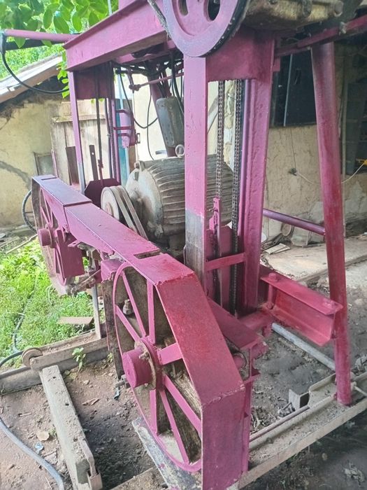 Стрічкова пилорама з колуном.