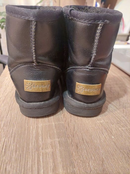 Уги для дівчинки