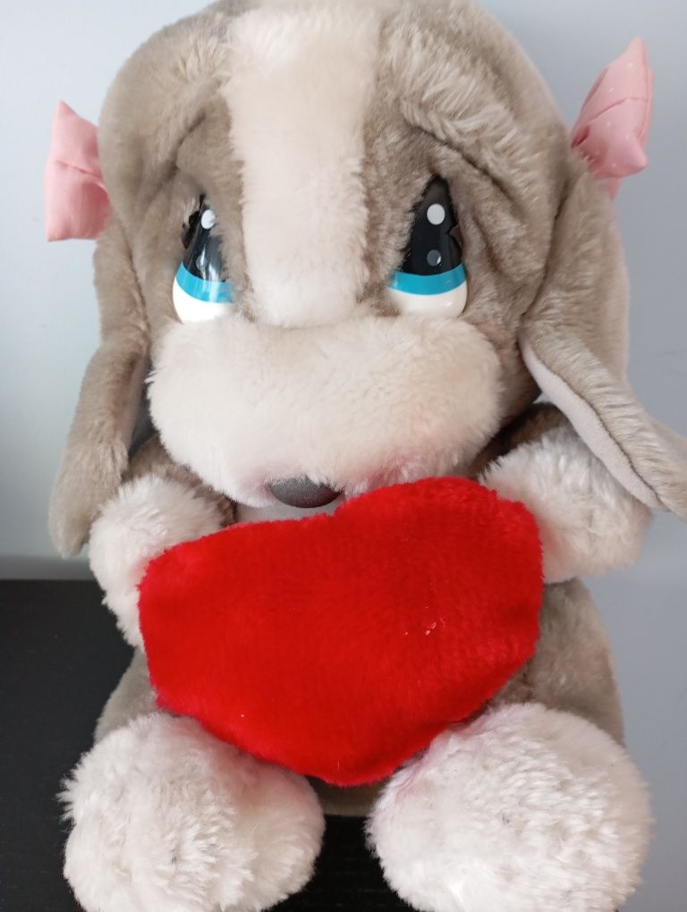 Cão de peluche com coração