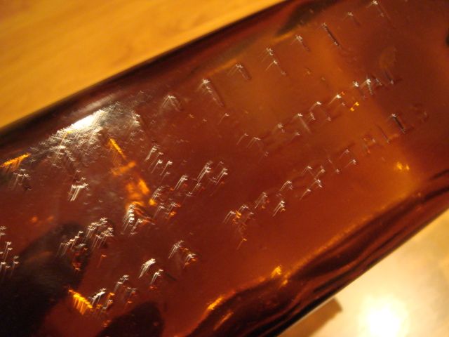 Garrafa antiga Farmacia com medida impurezas no vidro