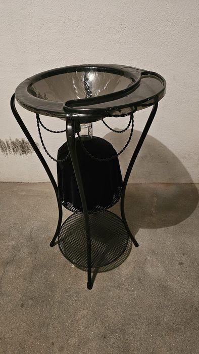 Lavatório em ferro preto com garrafão
