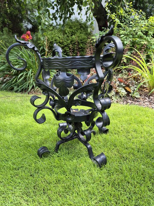 Kwietnik ozdobny stalowy kuty