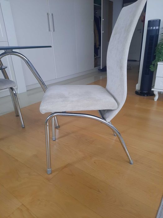 Stół szklany z 4 tapicerowanymi krzesłami