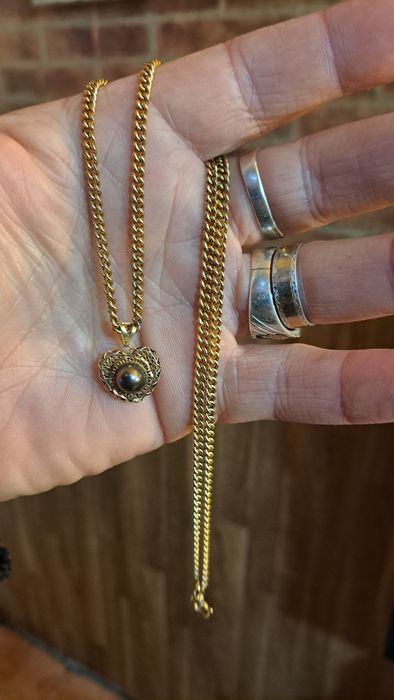 Fio corrente em prata dourada.