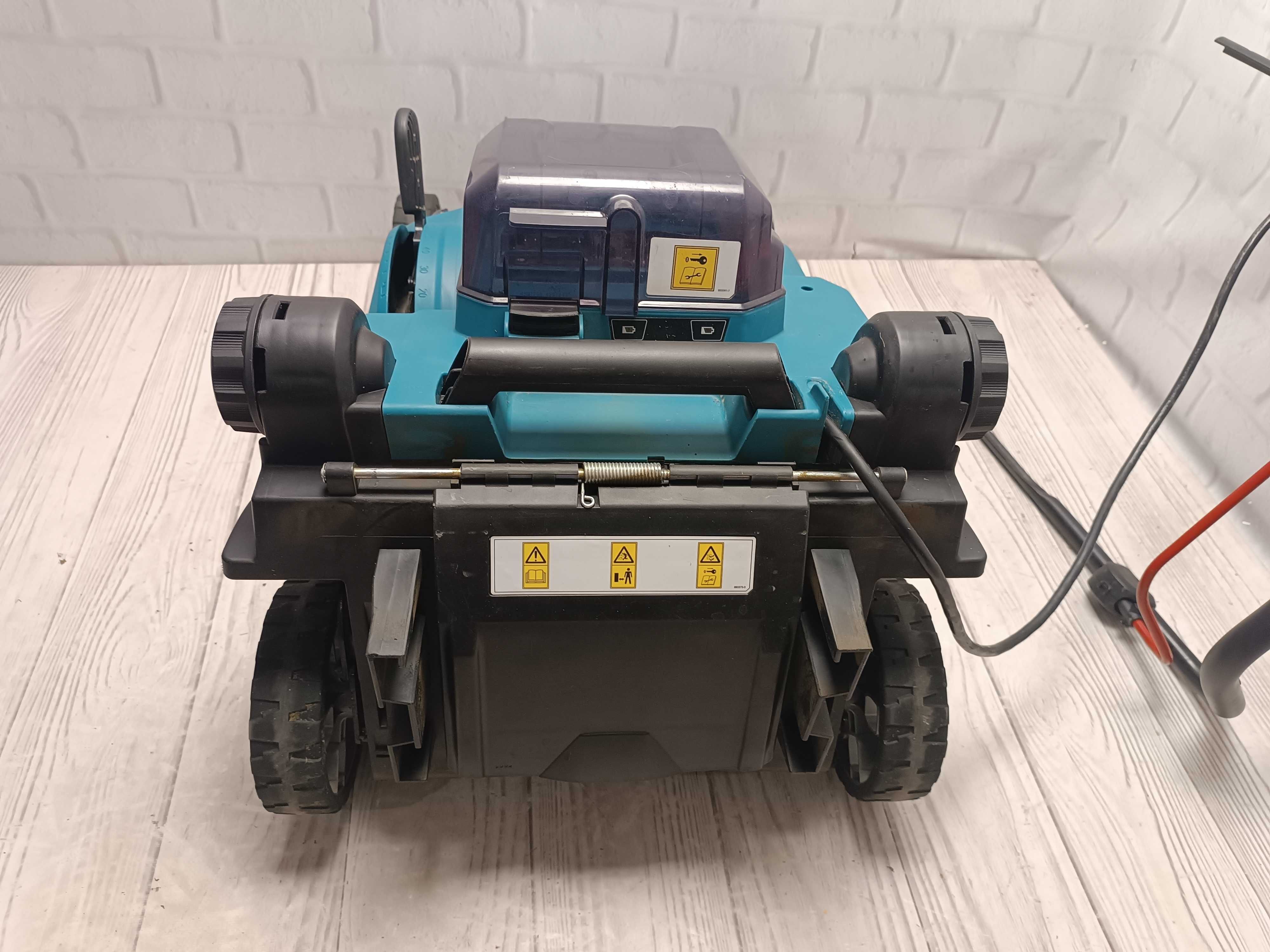 Makita DLM432PT2  акумуляторна газонокосарка АКБ + ЗП ширина 43 см