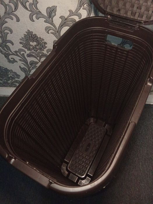 Кошик для білизни Curver Natural Style, та інші ящики і коробки.