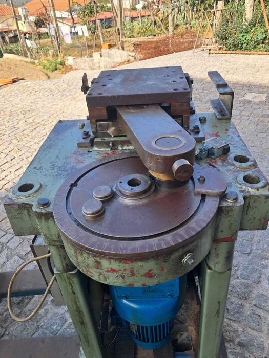 Máquina de moldar e vergar ferro