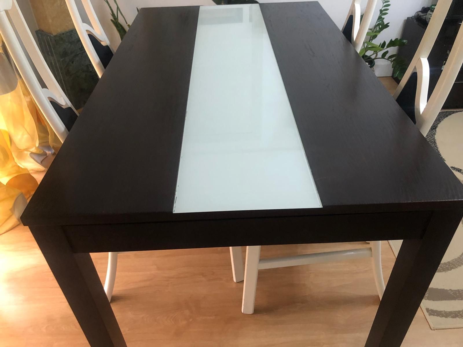 Mesa de jantar com 4 cadeiras. Em bom estado