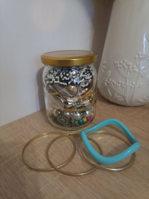 Słoik z biżuterią