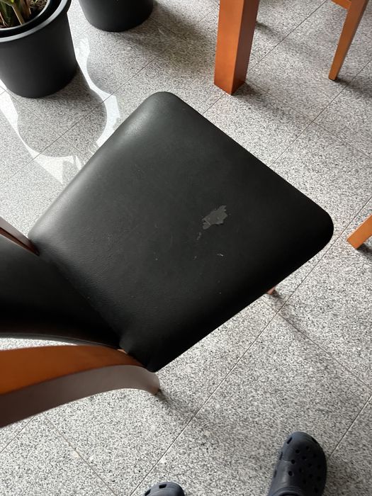 Duży stół z krzesłami do jadalni