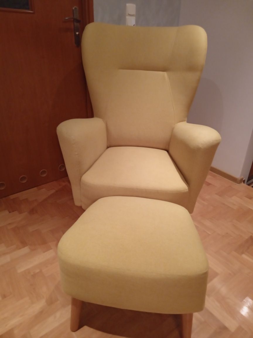 Fotel z podnóżkiem w kolorze ,, spokojny żółty ,, do salonu