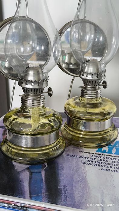 Lampy naftowe PRL 8" zielonkawożółte. Dwie sztuki. Dobrana para.