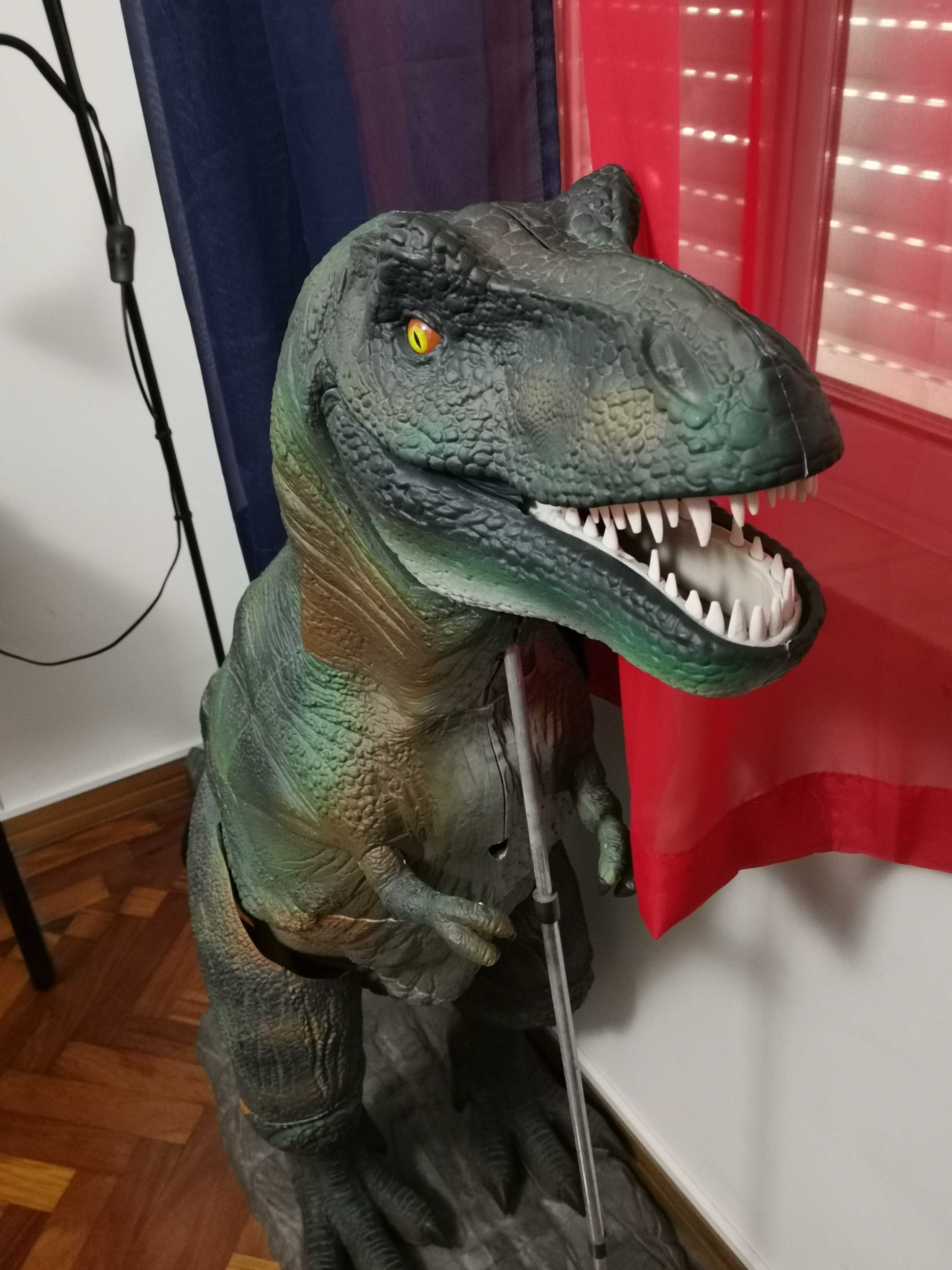 Dinossauro T-Rex com 1,20 metro de altura