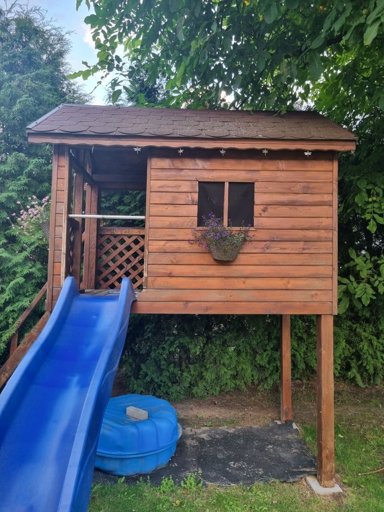 Drewniany domek dla dzieci do ogrodu
