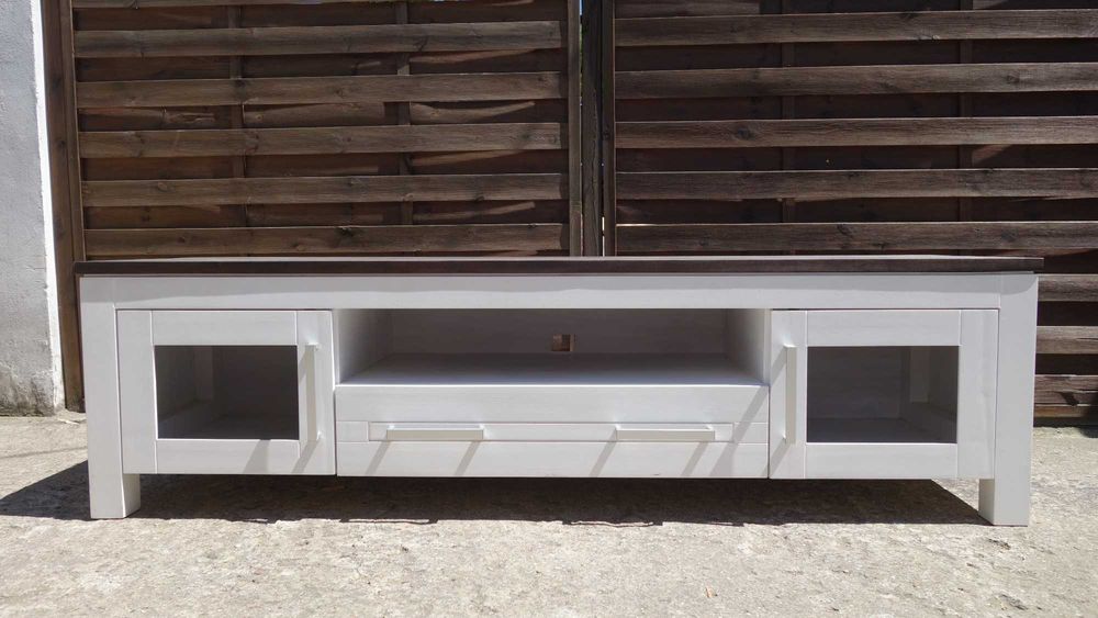 Biała drewniana szafka RTV niska solidna